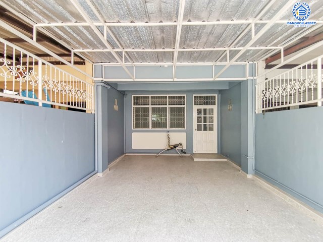 ทาวน์เฮ้าส์มือสองย่านกรุงเทพฯ ม.พระปิ่น2 ติดถ.บรมราชชนนี เนื้อที่ 18 ตร.ว. ฟังก์ชัน 2 ห้องนอน 2 ห้องน้ำ 1 ที่จอดรถ รีโนเวทใหม่ เปลี่ยนสุขภัณฑ์ ต่อเติมครัว พร้อมอยู่ บนทำเลดี เชื่อมต่อถ.พุทธมณฑลสาย2, ถ.กาญจนาภิเษก ใกล้ม.มหิดล และทางด่วน "ศรีรัช"